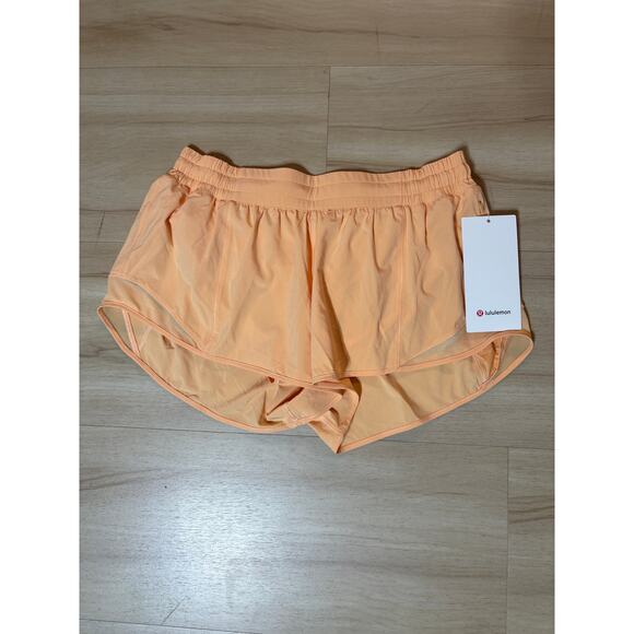 NWT Lululemon Hotty Hot Low-Rise Lined 2.5" Rock Melon sz 10 $68 MSRP - Picture 3 of 4